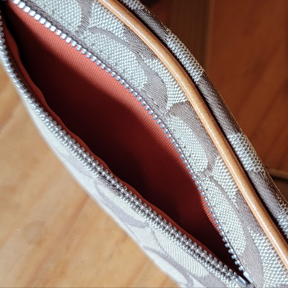 Coach Legacy Signature Swingpack Crossbody - Picture 4 of 5